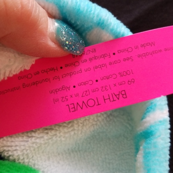 Betsey Johnson skull bath towel - Picture 2 of 3